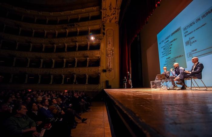 Como Prima e dopo Apple chi sono i padroni del mondo con Antonio Bosio e Alberto Puliafito (giovane), modera DIego Minonzio, Teatro Sociale Primavere de La Provincia