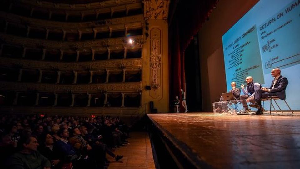 Como Prima e dopo Apple chi sono i padroni del mondo con Antonio Bosio e Alberto Puliafito (giovane), modera DIego Minonzio, Teatro Sociale Primavere de La Provincia Como Prima e dopo Apple chi sono i padroni del mondo con Antonio Bosio e Alberto Puliafito (giovane), modera DIego Minonzio, Teatro Sociale Primavere de La Provincia