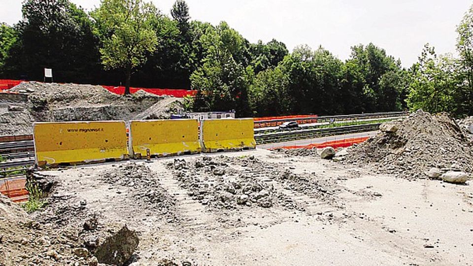 Annone, deserto il cantiere per il ponte L’Anas: «I lavori riprendono a giorni» Annone, deserto il cantiere per il ponte L’Anas: «I lavori riprendono a giorni»