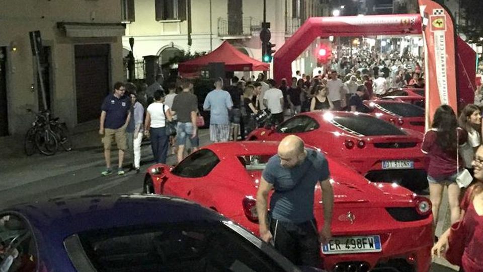 Erba, le Ferrari in centro rilanciano gli affari Erba, le Ferrari in centro rilanciano gli affari