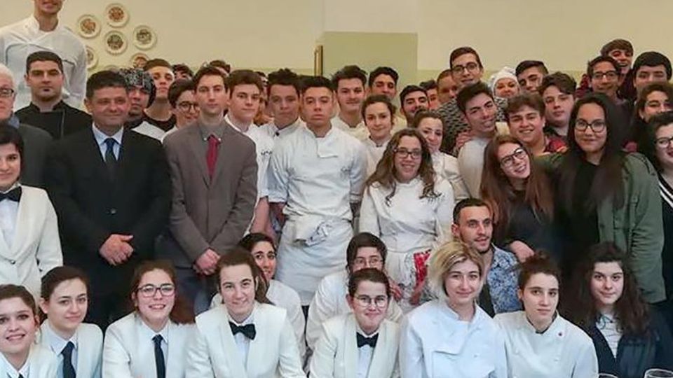 Il corso alberghiero inizia tra le proteste Cinquanta studenti attendono e sperano Il corso alberghiero inizia tra le proteste Cinquanta studenti attendono e sperano