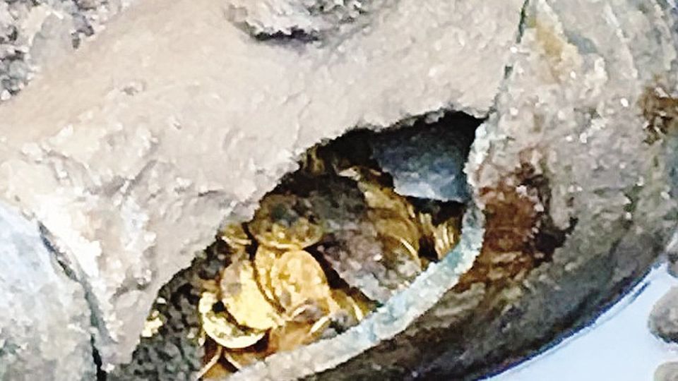 Tesoro milionario in monete d’oro Tesoro milionario in monete d’oro