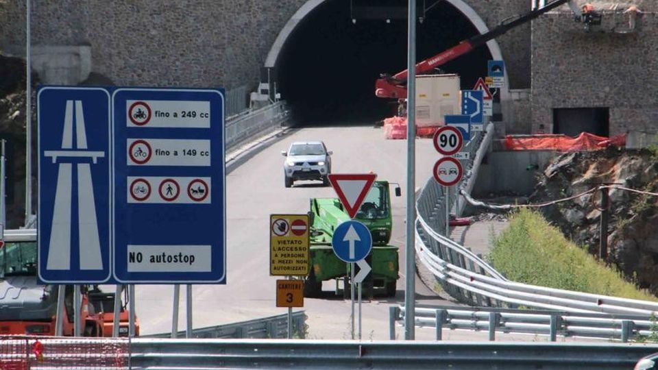 Asfaltatura, verniciatura, fibra ottica La nuova statale 38 in dirittura d’arrivo Asfaltatura, verniciatura, fibra ottica La nuova statale 38 in dirittura d’arrivo