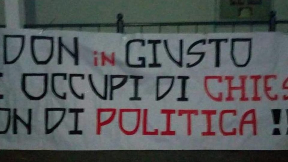 Forza Nuova contro don Giusto Striscione sull’oratorio di Rebbio Forza Nuova contro don Giusto Striscione sull’oratorio di Rebbio