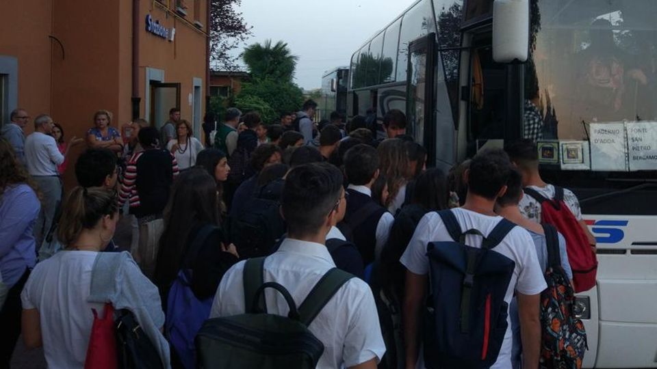 Paderno, l’ira dei pendolari «Il ponte è chiuso e nessuno fa nulla» Paderno, l’ira dei pendolari «Il ponte è chiuso e nessuno fa nulla»