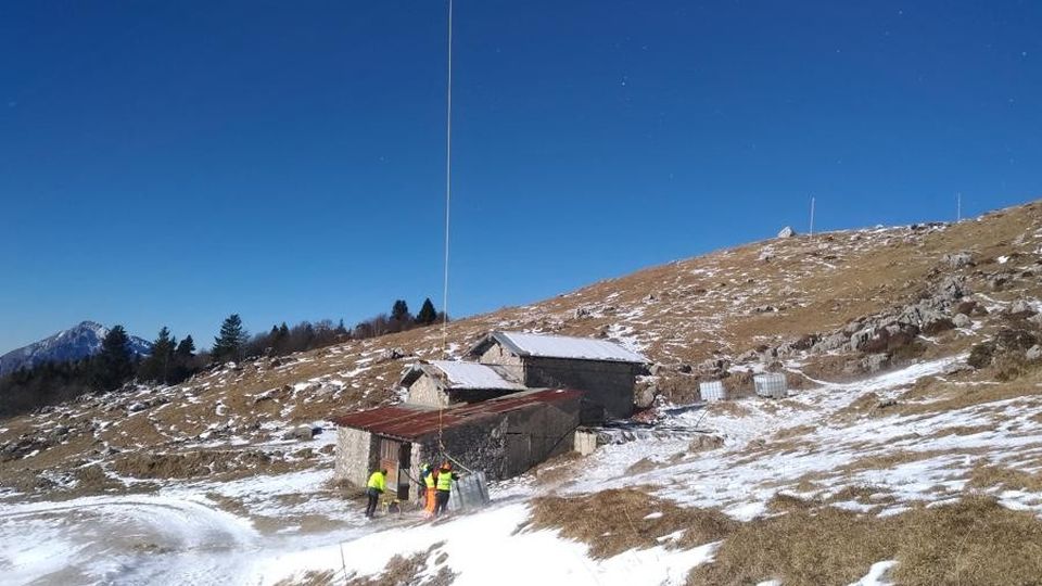 Siccità e gelo, Artavaggio all’asciutto L’acqua portata in quota con l’elicottero Siccità e gelo, Artavaggio all’asciutto L’acqua portata in quota con l’elicottero