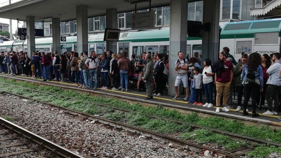 Lecco, tutti col treno per le Frecce Ma non c’è posto: caos in stazione Poi lo show a Varenna. IL VIDEO Lecco, tutti col treno per le Frecce Ma non c’è posto: caos in stazione Poi lo show a Varenna. IL VIDEO