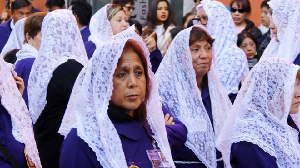 Lecco, tremila peruviani in processione Centro fermo, poi grigliate e picnic Lecco, tremila peruviani in processione Centro fermo, poi grigliate e picnic