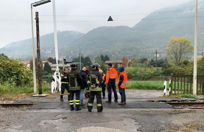 I vigili del fuoco di Erba e i tecnici di Ferrovienord mentre ispezionano le condizioni dei binari