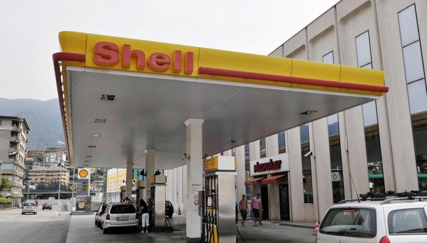 Benzina in Svizzera? La proposta dell’ecotassa per tagliare le emissioni