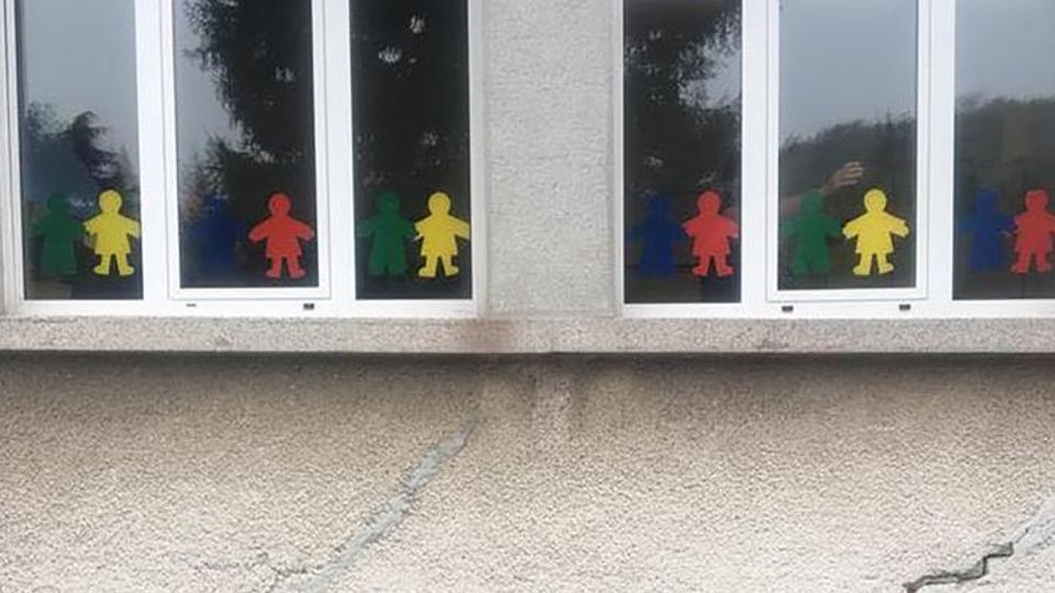 Valbrona, «Troppe crepe all’asilo» I genitori minacciano lo “sciopero” Valbrona, «Troppe crepe all’asilo» I genitori minacciano lo “sciopero”