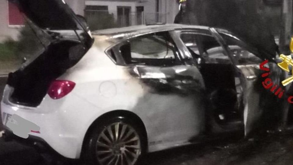 Auto in fiamme dopo l’incidente Vigili del fuoco a Novedrate Auto in fiamme dopo l’incidente Vigili del fuoco a Novedrate