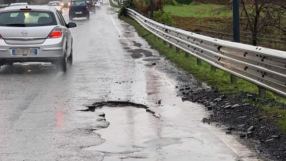 Erba, strade disastro Slalom tra le buche Erba, strade disastro Slalom tra le buche