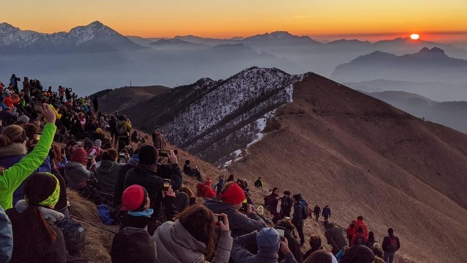 La magia dell’alba Salgono in mille in vetta al San Primo La magia dell’alba Salgono in mille in vetta al San Primo