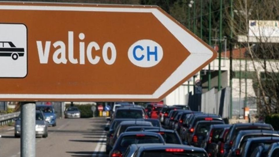 Ministro ticinese sui frontalieri «Sì a clausola di salvaguardia» Ministro ticinese sui frontalieri «Sì a clausola di salvaguardia»