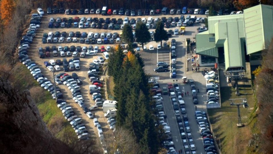 Parcheggi al collasso per lo sci Patto fra sindaci per scongiurare il caos Parcheggi al collasso per lo sci Patto fra sindaci per scongiurare il caos