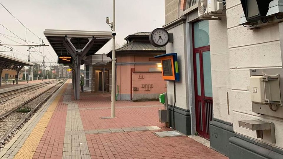 Ruba cellulare a una donna Treno fermato in stazione Ruba cellulare a una donna Treno fermato in stazione