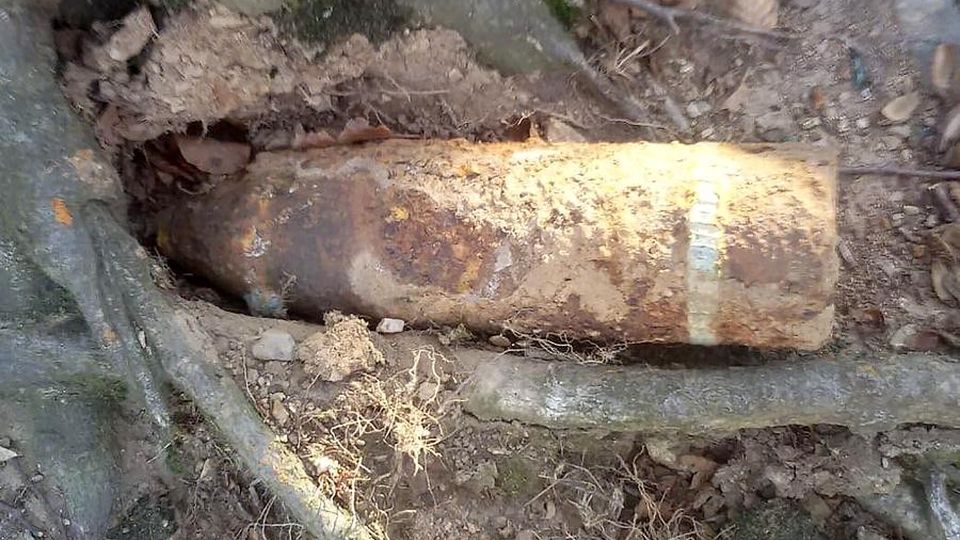 Lasnigo, va a caccia di cinghiali E trova un proiettile d’artiglieria Lasnigo, va a caccia di cinghiali E trova un proiettile d’artiglieria