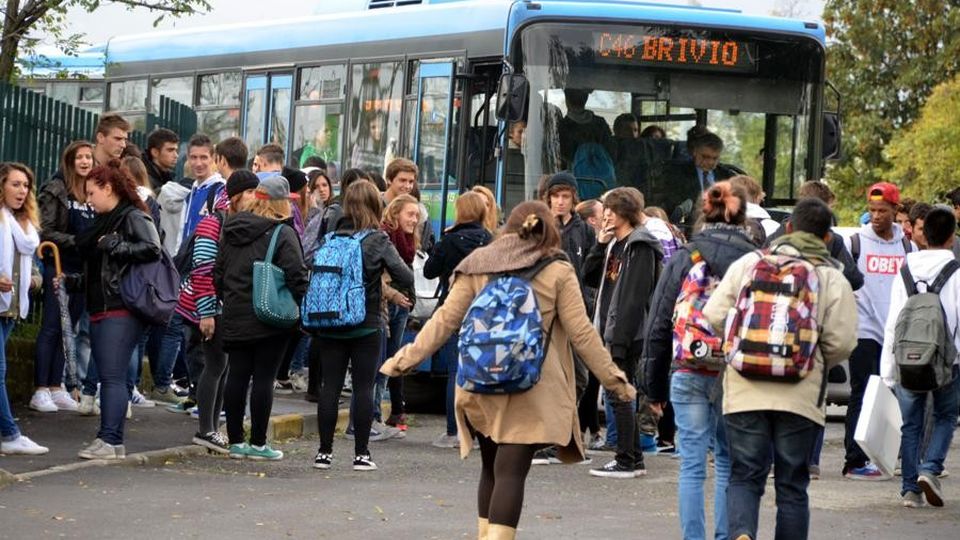 Meno automobili, largo agli autobus Sei linee per collegare dieci Comuni Meno automobili, largo agli autobus Sei linee per collegare dieci Comuni