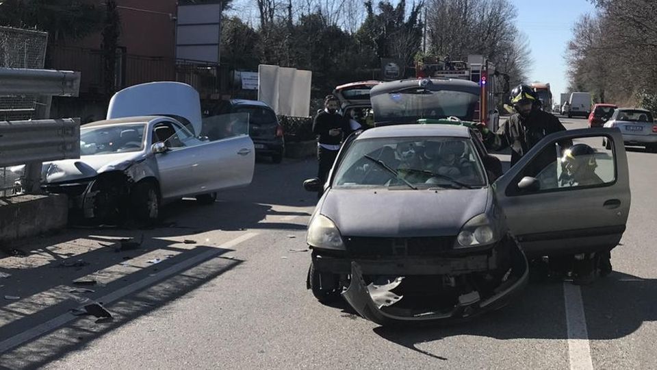 Erba, incidente sulla provinciale Donna incastrata in un’auto Erba, incidente sulla provinciale Donna incastrata in un’auto