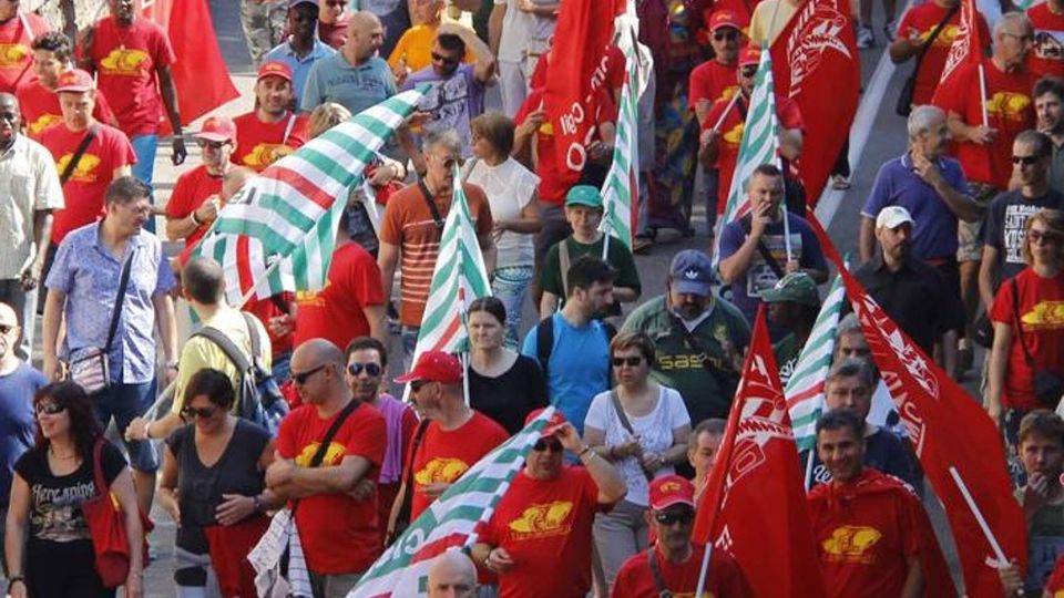 Cgil, Cisl e Uil oggi sono in piazza Da Lecco 600 contro il Governo Cgil, Cisl e Uil oggi sono in piazza Da Lecco 600 contro il Governo