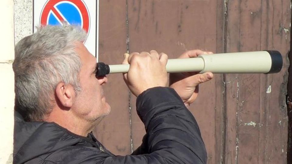 Erba, le multe con il cannocchiale Il sindaco difende il comandante Erba, le multe con il cannocchiale Il sindaco difende il comandante