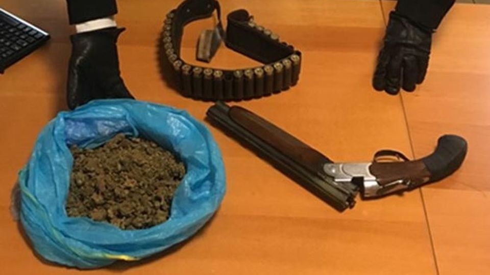 Scoperto con droga e una lupara I carabinieri lo arrestano a Cabiate Scoperto con droga e una lupara I carabinieri lo arrestano a Cabiate