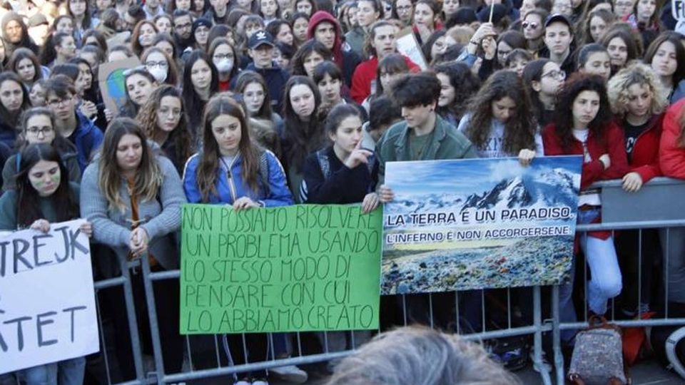 Lecco, gli studenti per l’ambiente «Pieni di energia per il nostro futuro» Lecco, gli studenti per l’ambiente «Pieni di energia per il nostro futuro»
