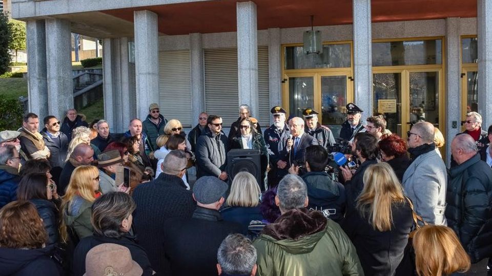 Campione, il Tar sospende i licenziamenti Gli 87 esuberi del Comune ora sperano Campione, il Tar sospende i licenziamenti Gli 87 esuberi del Comune ora sperano