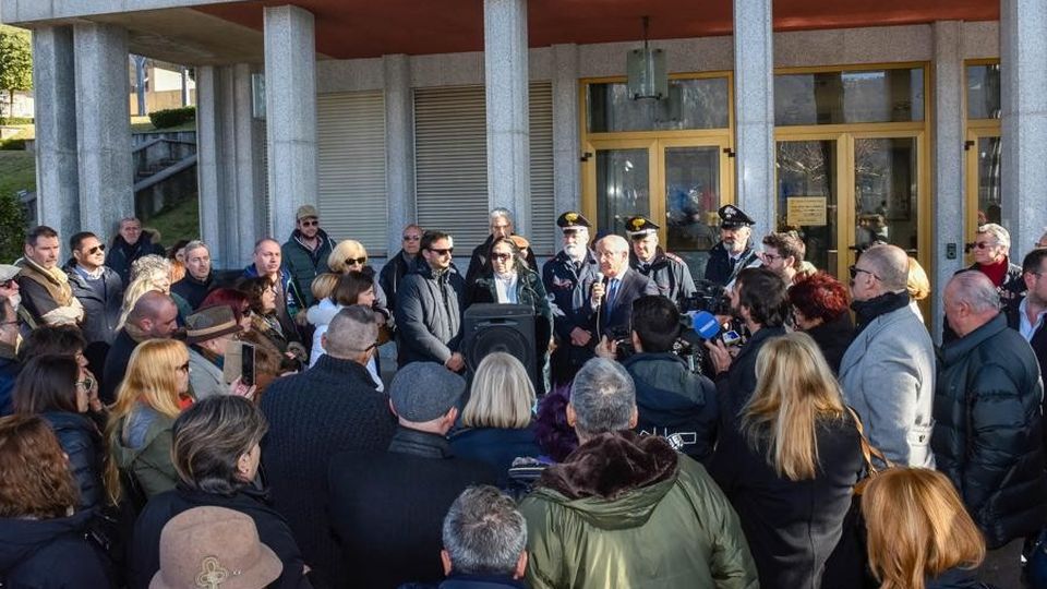 Campione, rabbia dei cittadini «Duecento famiglie disperate» Campione, rabbia dei cittadini «Duecento famiglie disperate»