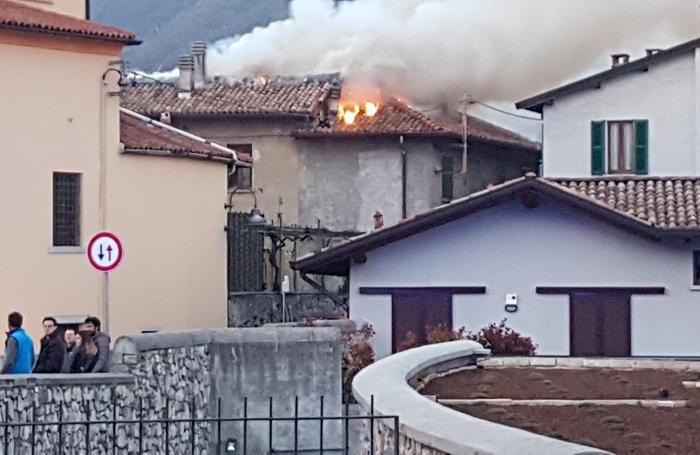 La porzione di tetto in fiamme nel centro storico di Crevenna