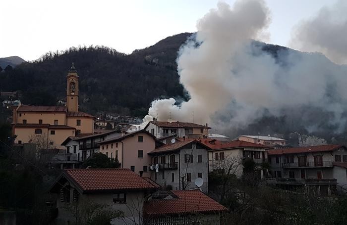 La colonna di fumo che ha avvolto la frazione erbese