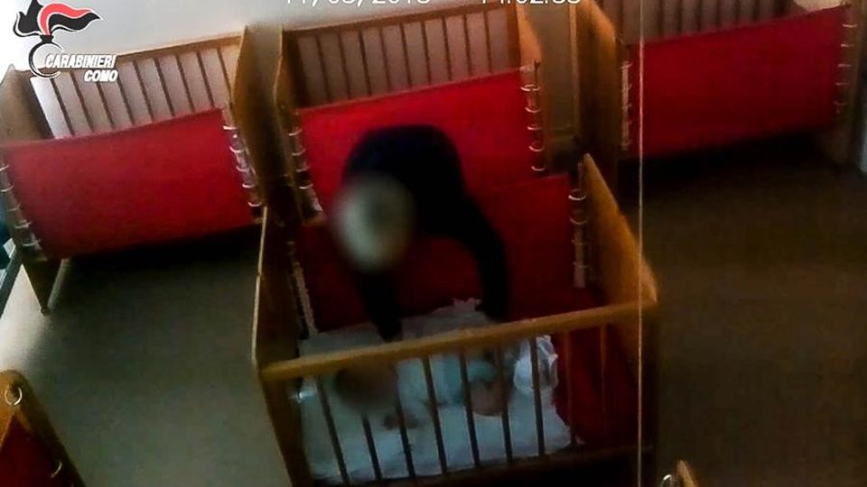 Strattoni e schiaffi ai bimbi ( video ) Ai domiciliari educatrice di asilo nido Strattoni e schiaffi ai bimbi ( video ) Ai domiciliari educatrice di asilo nido