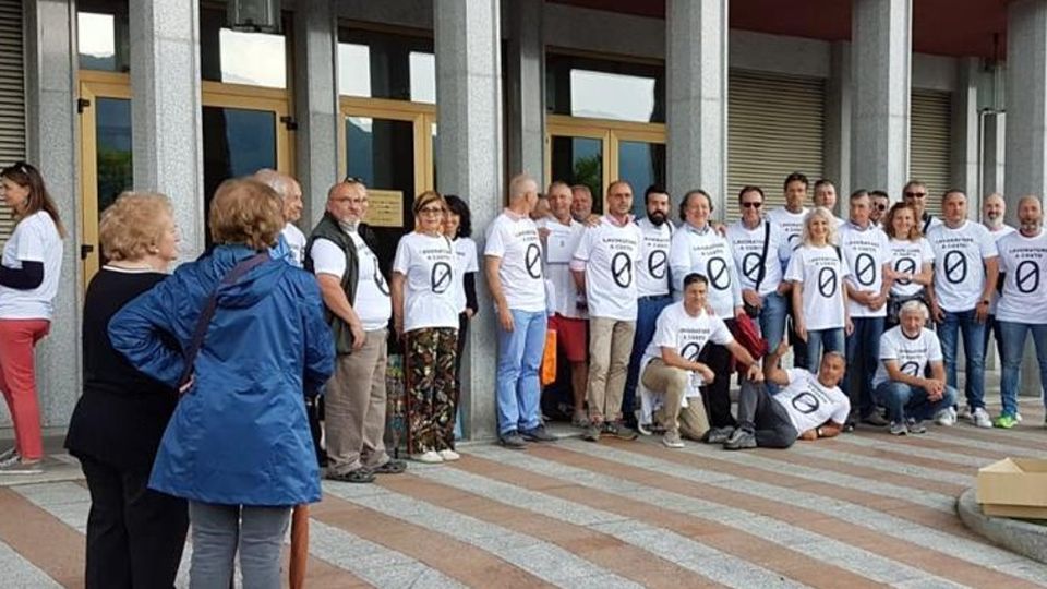 Campione, dipendenti salvi ma senza soldi Campione, dipendenti salvi ma senza soldi
