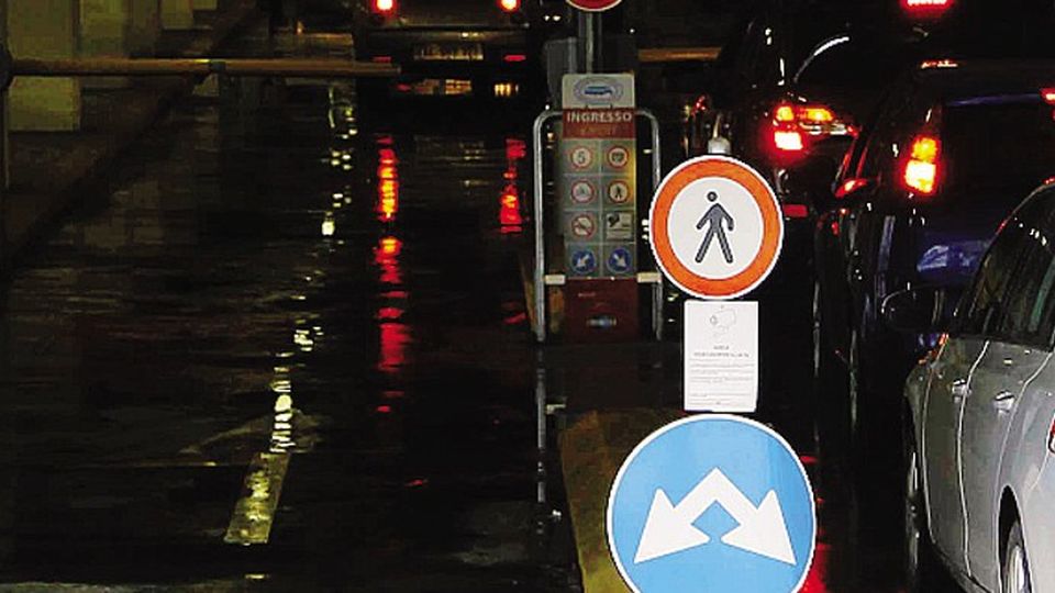 Parcheggi all’ospedale «Le auto dei dipendenti restano senza posto» Parcheggi all’ospedale «Le auto dei dipendenti restano senza posto»