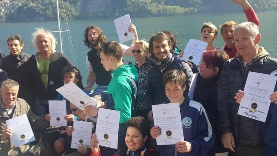 Tuffo di primavera a Laglio Si buttano in 30 per festeggiare Tuffo di primavera a Laglio Si buttano in 30 per festeggiare