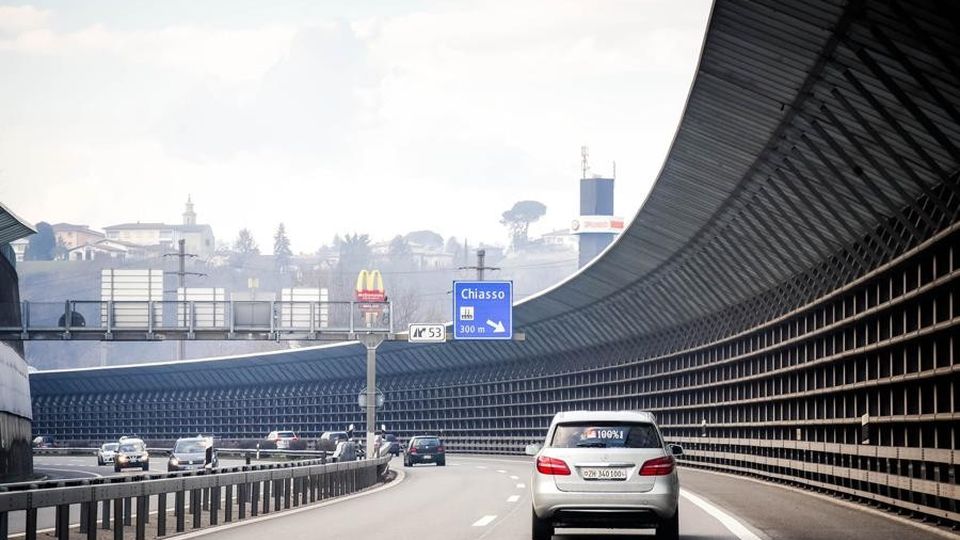 Autostrada svizzera, velocità smart Se c’è traffico il limite si abbassa Autostrada svizzera, velocità smart Se c’è traffico il limite si abbassa