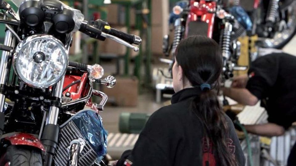 Mandello, La Guzzi va a mille Diciotto assunzioni di giovani interinali Mandello, La Guzzi va a mille Diciotto assunzioni di giovani interinali