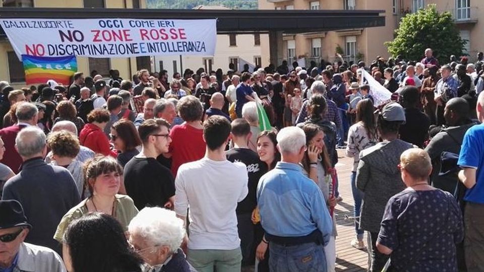 Trecento in piazza «No, alla zona rossa» Trecento in piazza «No, alla zona rossa»