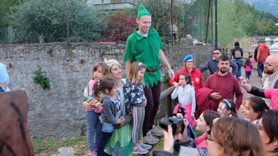A passeggio tra le fiabe con tantissimi bambini A passeggio tra le fiabe con tantissimi bambini