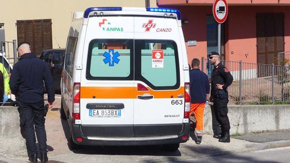Crevenna, la lite degenera Arrivano ambulanza e carabinieri Crevenna, la lite degenera Arrivano ambulanza e carabinieri
