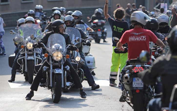 Motoraduno Guzzi, volontari al lavoro Si svela il modello in palio con la lotteria