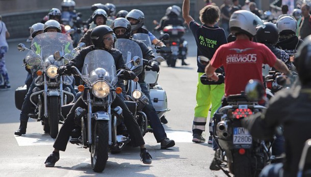 Motoraduno Guzzi, volontari al lavoro Si svela il modello in palio con la lotteria