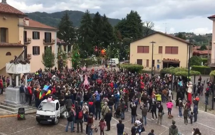 La carica dei settecento giocolieri Nastri e clavette sconfiggono il freddo