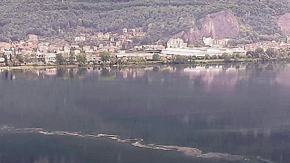 Ancora uno sversamento nel lago «Basta, ora un dossier per la Procura» Ancora uno sversamento nel lago «Basta, ora un dossier per la Procura»