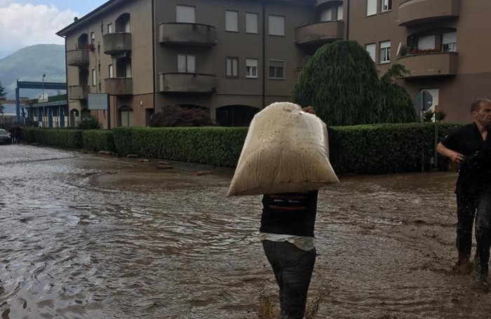 A Dervio i cittadini cercano di tamponare l’emergenza con sacchi di sabbia