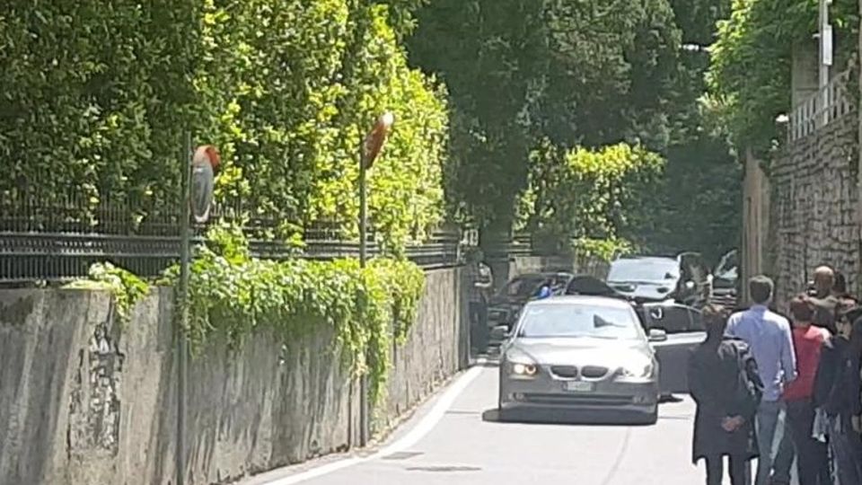 Obama in vacanza a Laglio ( video ) I VIDEO della carovana di auto verso Villa Oleandra Obama in vacanza a Laglio ( video ) I VIDEO della carovana di auto verso Villa Oleandra