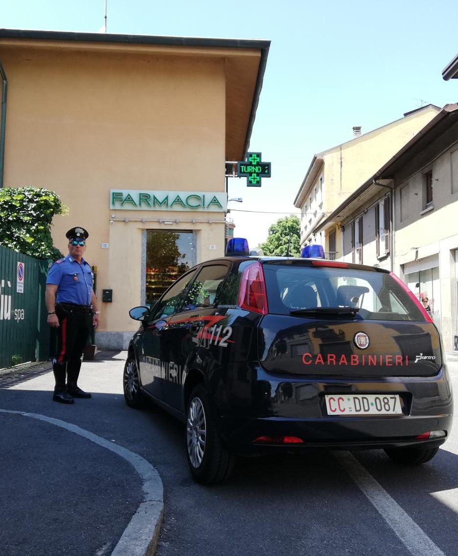 I carabinieri all’esterno della farmacia I carabinieri all’esterno della farmacia