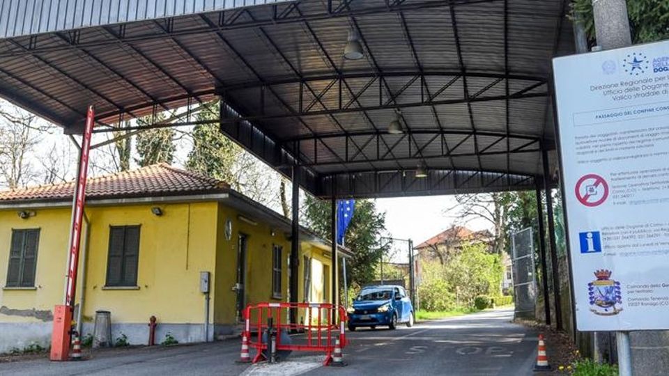 Dogane chiuse di notte Berna blocca i ticinesi Dogane chiuse di notte Berna blocca i ticinesi