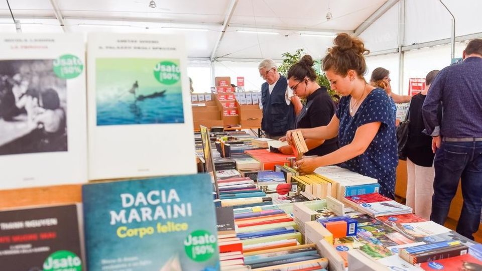 Dalla poesia alla guerra di trincea Sotto il tendone della Fiera del libro Dalla poesia alla guerra di trincea Sotto il tendone della Fiera del libro